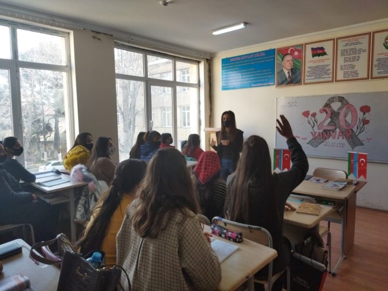  UNEC-in nəzdində Sosial İqtisadi Kollecdə birinci saat dərslər 20 Yanvar faciəsinin otuz ikinci il dönümünə həsr olunub. - Əlavə şəkil 2