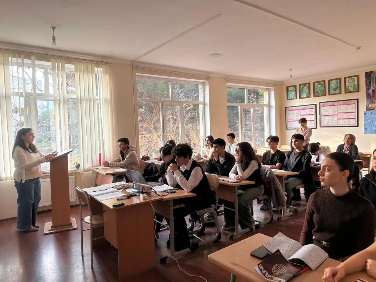 244-cü qrupda C# dərsindən açıq dərs keçirildi background