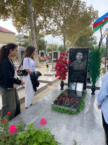  Kollecin tələbələri şəhidlər xiyabanını ziyarət ediblər