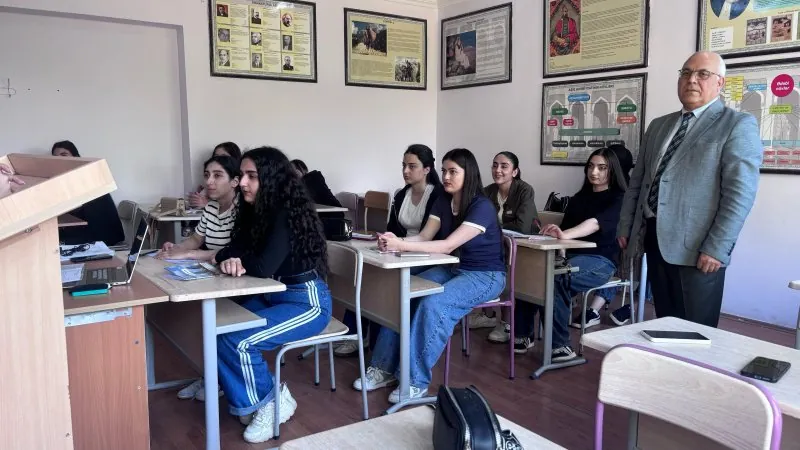 Kollecdə “Hüquqi dövlətin əsas qanunu”mövzusu müzakirə olundu